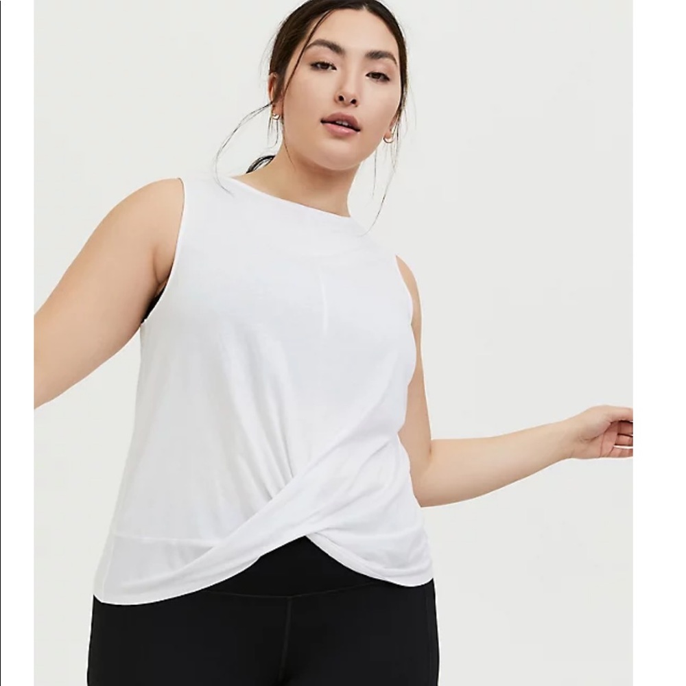 *TORRID* -White twist front Moisture wick crop